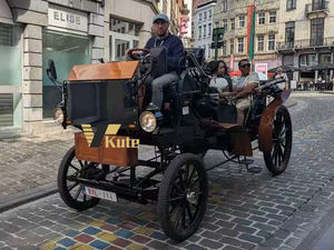 Charrette électrique de type calèche à châssis renforcé, chariot de tourisme vintage avec décoration de lampe personnalisée pour le service des sites touristiques - Product Image 1