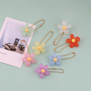Chaîne de fleurs en acrylique colorée pour sac et pendentif d'écouteurs, accessoire de bijouterie, collection Printemps 2024, origine Yiwu - Product Image 1