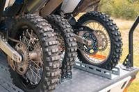 Caravane tout-terrain robuste 4x4 avec panneau solaire et support pour moto tout-terrain, certifiée CE