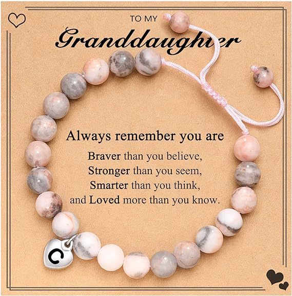 Pulsera rosa tejida con diseño de cebra y letra C.