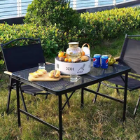 Ensemble table et chaises pliantes en aluminium robuste, léger et portable, idéal pour le camping, les pique-niques et les barbecues en extérieur.