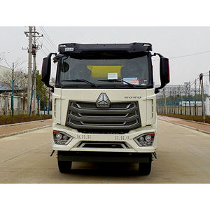 Camión de limpieza y barredora Sinotruk Howo, camión de lavado de barrido de calle multifuncional - Product Image 1