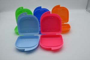 Scatola porta apparecchi ortodontici invisibili in plastica colorata per protesi dentarie e retainer - Product Image 3