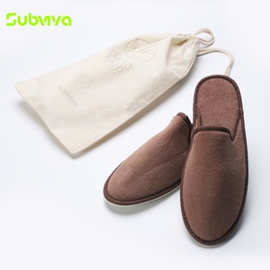 Chaussons d'hôtel en velours doux et épais avec sac en toile à cordon de serrage, chaussons de spa à bout fermé pour hôtels de luxe - Product Image 1