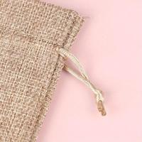 Petite pochette d'emballage écologique pour bijoux en jute brodée arôme lavande Sac cadeau en toile de jute imprimé avec logo personnalisé avec cordon de serrage