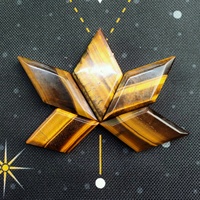Vente en gros de cristaux naturels polis en forme de diamant, œil de tigre, losanges et formes libres pour ornements artisanaux