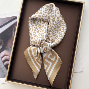 Nouvelle arrivée <span class=keywords><strong>AliExpress</strong></span> : Écharpe carrée tendance en polyester imitation <span class=keywords><strong>soie</strong></span> à imprimé léopard, 70 cm, pour l'été, les voyages et les activités de plein air - Product Image 2