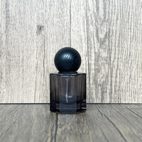 30ml-100ml Bouteille de parfum en verre à encre noire Pulvérisateur à pompe carrée avec surface de gravure acide et glaçage pour usage cosmétique