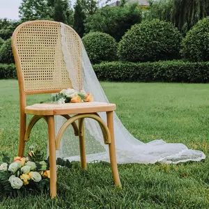 Аренда обеденных стульев из бентового дерева с ротанговой спинкой для вечеринки в саду