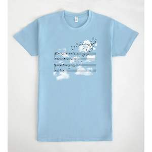 T-shirt Natural Music bleu clair à manches courtes, design unisexe, motif artistique d'oiseaux et de ciel - Product Image 1