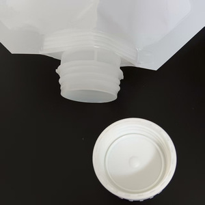 Pochettes souples portables blanches de 5L et 10L en PE écologique, imprimées en héliogravure, avec bec verseur sécurisé et thermoscellables pour produits chimiques et pesticides - Product Image 3