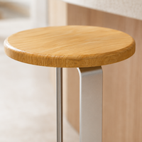 Tabouret de bar commercial robuste en métal noir avec assise ronde en teck de 75 cm de hauteur pour restaurant et bistro