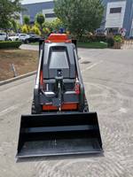 Mini-chargeuse compacte sur chenilles avec accessoires optionnels : broyeur, scie à roche, balayeuse, souffleuse à neige, tarière