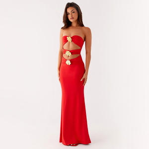 Robe de soirée longue rouge sans bretelles, ajourée, avec fleurs métalliques, coupe ajustée, taille naturelle, design découpé - Product Image 2