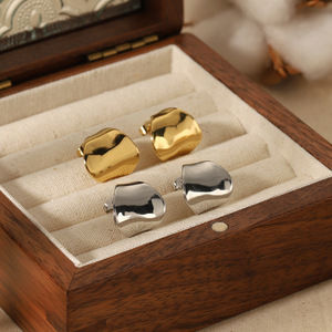 Pendientes geométricos de oro de 18k, plata, titanio y acero para mujer, para uso diario. - Product Image 2