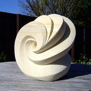 Sculpture en grès, art contemporain d'extérieur, surface polie, design en spirale, décoration de jardin - Product Image 1