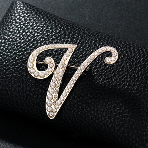 Nuovo Stile Spilla con Lettera e Perle in Stile Europeo e Americano, Versatile per Abbigliamento, Elegante, Grande Formato 6CM - Product Image 3
