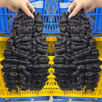 Lot de tissages de cheveux humains vierges bruts bouclés à cuticules alignées, Fournisseur en gros de cheveux humains vierges bruts bouclés vietnamiens et birmans