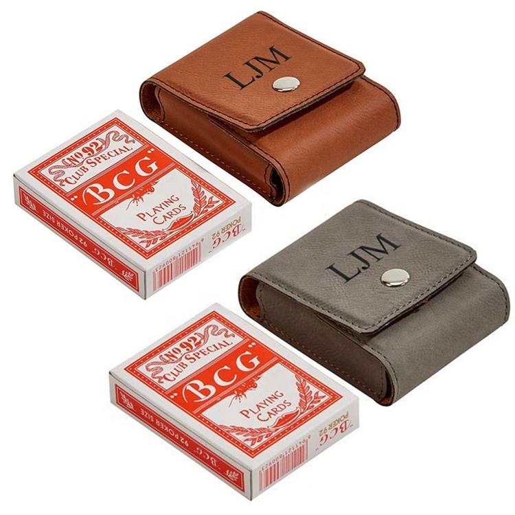 スペインの緑色の皮のボックスに入ったクラッシックな赤と青のトランプ