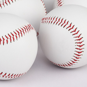 Pelotas de Entrenamiento de Béisbol de PVC Duro y Blando Cosidas a Mano de 9 Pulgadas, Directo de Fábrica, OEM, Personalizadas, Equipo Deportivo para Jóvenes y Adultos - Product Image 2