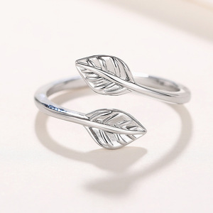 Anello a Foglia per Donne, Design Minimalista Ispirato all'Albero, Regolabile, Gioiello Statement per Uso Quotidiano - Product Image 5