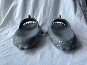 Pantofole a Forma di Squalo Grigio Scuro in EVA con Punta Aperta per Tutte le Stagioni Taglia 36 37 38 39 - Product Image 4