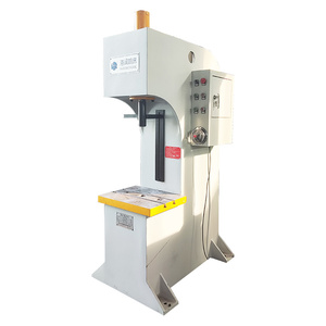 <span class=keywords><strong>Presse</strong></span> hydraulique monocolonne de <span class=keywords><strong>20</strong></span> tonnes avec système servo et commande PLC, machine de formage de poudre pour la production de briques à lécher pour moutons - Product Image 1