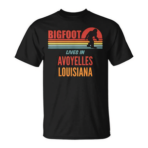 T-shirt Bigfoot Lives In Avoyelles Louisiana dal design retrò, vestibilità unisex - Product Image 2