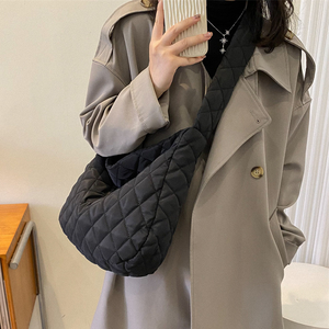 Autumn/Winter 2025 New Arrival Women's Shoulder Bag Cloud Style Casual Distinctive Large Capacity <b>Padded</b> Crossbody Bag - Product Image 2