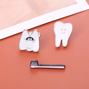 Spilla in smalto morbido con denti in metallo e smalto simpatica divertente con spilla per spazzolino da denti con spillo placcato in oro per decorare con spilla da dentista - Product Image 3