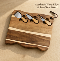 Planche à découper en bois rectangulaire avec extrémités ondulées festonnées, 3 emplacements pour couteaux à fromage, sangle en cuir et bande décorative