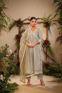 Exclusivo Venta Caliente Maslin Nyra Cut Con Hermoso Aliya Cut Kurti Pant Con Dupatta Vestido De 3 Piezas A Precio Al Por Mayor - Product Image 3