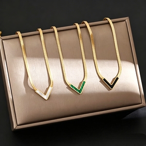 Collier unisexe en forme de V à chevrons en acier titane doré - Product Image 6