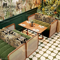 Thailändisches Restaurant-Möbelset im Modernen Stil: Holztische und -stühle für Kaffeehäuser, Teelokale und Cafeterias, Rattan-Sitzgarnitur mit Sofa