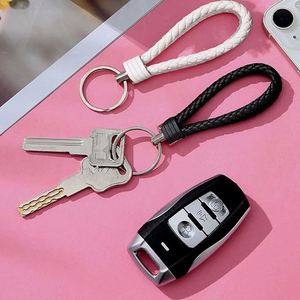Porte-clés en cuir, accessoires de mode avec anneaux en alliage, sangle tressée en cuir PU, pendentif de clé de voiture fait main pour femmes, hommes et enfants - Product Image 5