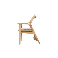 La chaise de salle à manger Alula combine le bois de teck élégant avec du rotin naturel, offrant une option d'assise élégante et durable.