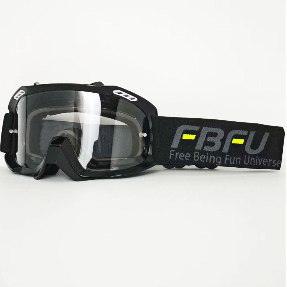 Gafas transparentes con montura negra.