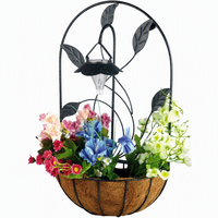 Panier de Jardin Suspendu Solaire Arqué avec Doublure en Fibre de Coco et Cadre en Fer, Décoration pour Jardin, Patio, Porche