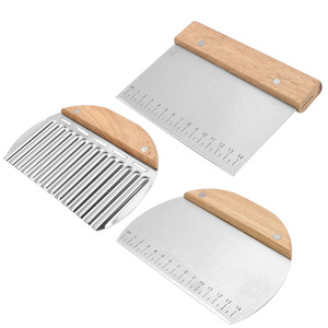 Grattoir à pâte en acier inoxydable avec manche en bois et échelle, grattoir de cuisine multi-formes, découpeur ondulé pour la pâtisserie et la découpe de légumes - Product Image 3
