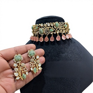 Elegante Juego de Collar y Aretes de Latón Chapado en Oro Antiguo Clásico de Primera Calidad con Moissanita y Kundan, Regalo para Compromiso, Boda o Fiesta - Product Image 2