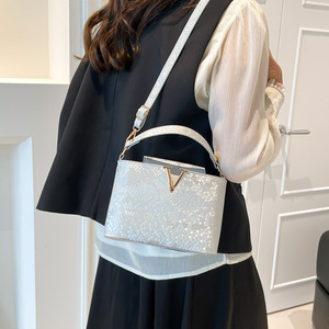 Nuova Borsa di Lusso per Donna con Texture Lychee e Foulard in Seta, Elegante Tracolla Obliqua di Alta Moda - Product Image 4