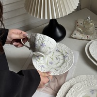 Assiettes, tasses à café, soucoupes et plats à dessert en porcelaine occidentale de style vintage français, de luxe léger et rétro, finement embossés