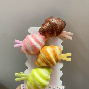 Modèle de pain simulé en forme de croissant de 2 pouces, rose, accessoire de jeu pour maison de poupée, mini-ornements, décoration pour pince à cheveux, cadeau, fête, bar à café vert - Product Image 4