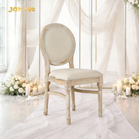 Chaises empilables en bois naturel Louis pour banquets, mariages et salles de réception