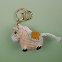 Adorable poupée cheval en tricot fait main, style dessin animé, petite et mignonne, avec un pendentif porte-bonheur exquis et un adorable pendentif cheval bouffant.