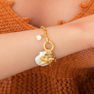 กำไลข้อมือสแตนเลสสตีล 18K PVD ชุบทอง ประดับมุกและเปลือกหอย ดีไซน์หลากหลาย พร้อมจี้รูปหัวใจและสัตว์ทะเล |   กันน้ำและป้องกันการแพ้ - Product Image 2