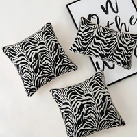 Housse de coussin imprimée zèbre 18x18 pouces, taie d'oreiller en velours à motif animal, coussin décoratif moderne pour la maison, l'hôtel, le salon, le canapé