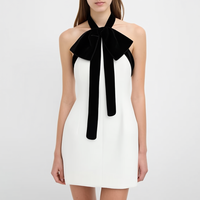 Robe Mini Élégante Blanche Coupe A-Line Personnalisée avec Grand Nœud Noir Contrastant, Col Halter Sans Manches pour Femme – Idéale pour Cocktails, Soirées et Bals de Promo