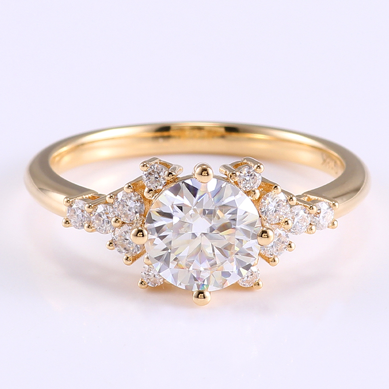 Anillo de oro macizo de 10 quilates con moissanita y diamantes.