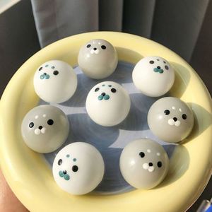 ของเล่นบีบสควิชชี่น่ารัก รูปทรงซีล ทำจาก TPR บรรเทาความเครียด บีบแล้วคืนตัวช้า ของเล่นบีบคลายเครียด - Product Image 2